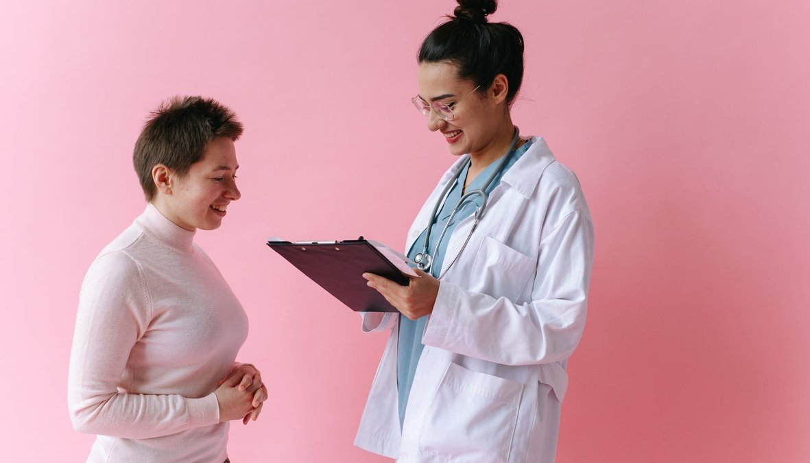 Profesional de salud conversando con una paciente durante una consulta confidencial sobre pruebas de VIH