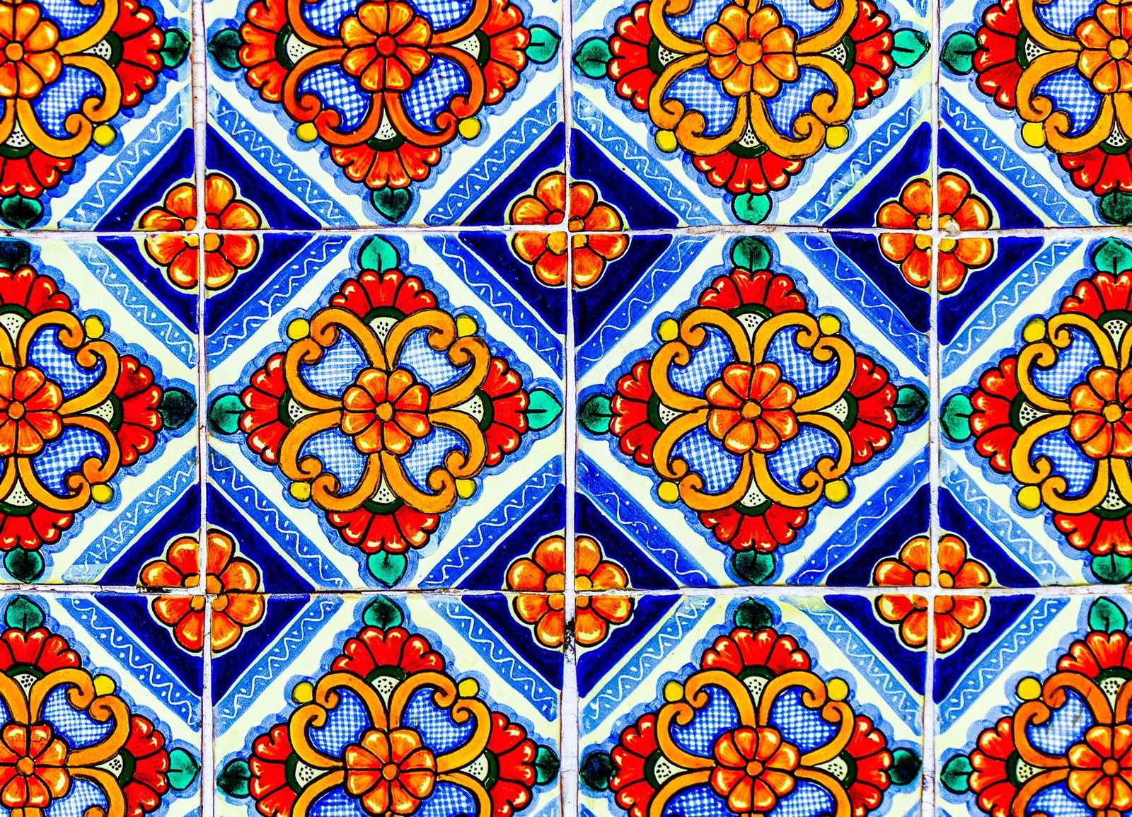 Textura de azulejo talavera con patrón floral en azul, naranja y blanco, sin personas ni texto
