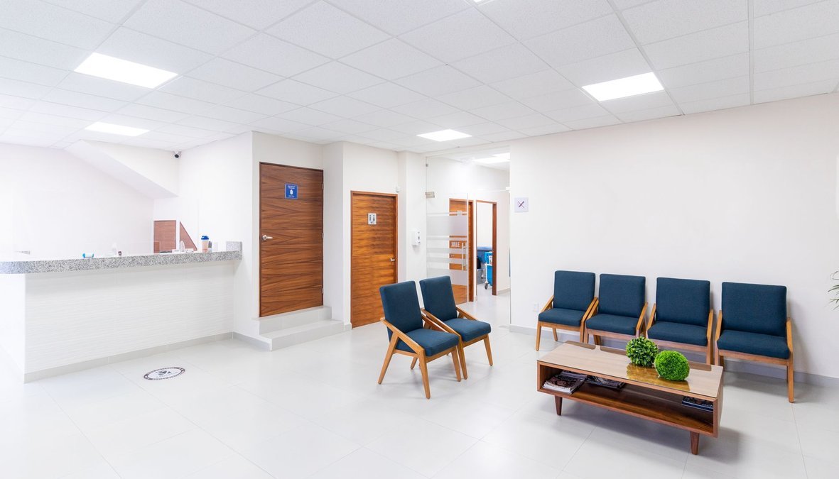Sala de espera moderna y luminosa de una clínica, un espacio tranquilo para quienes buscan realizarse la prueba de VPH
