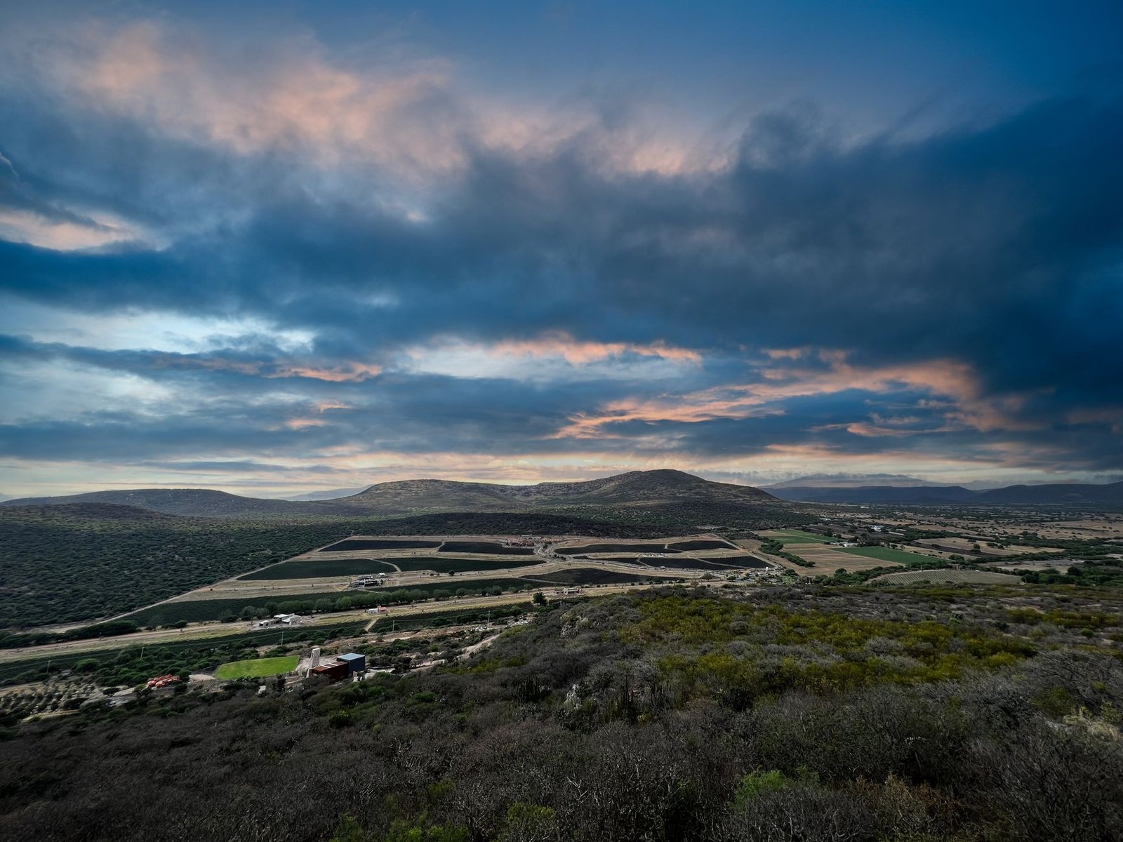 Paisaje de valle y cerros de Querétaro al atardecer con nubes, sin personas