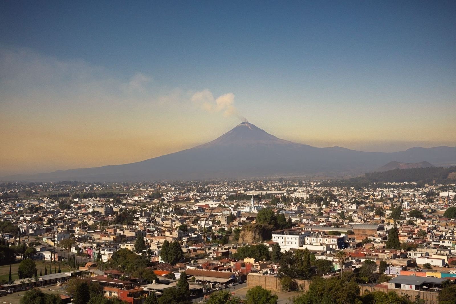 Vista panorámica de un volcán al atardecer, característica del valle de Puebla, sin personas