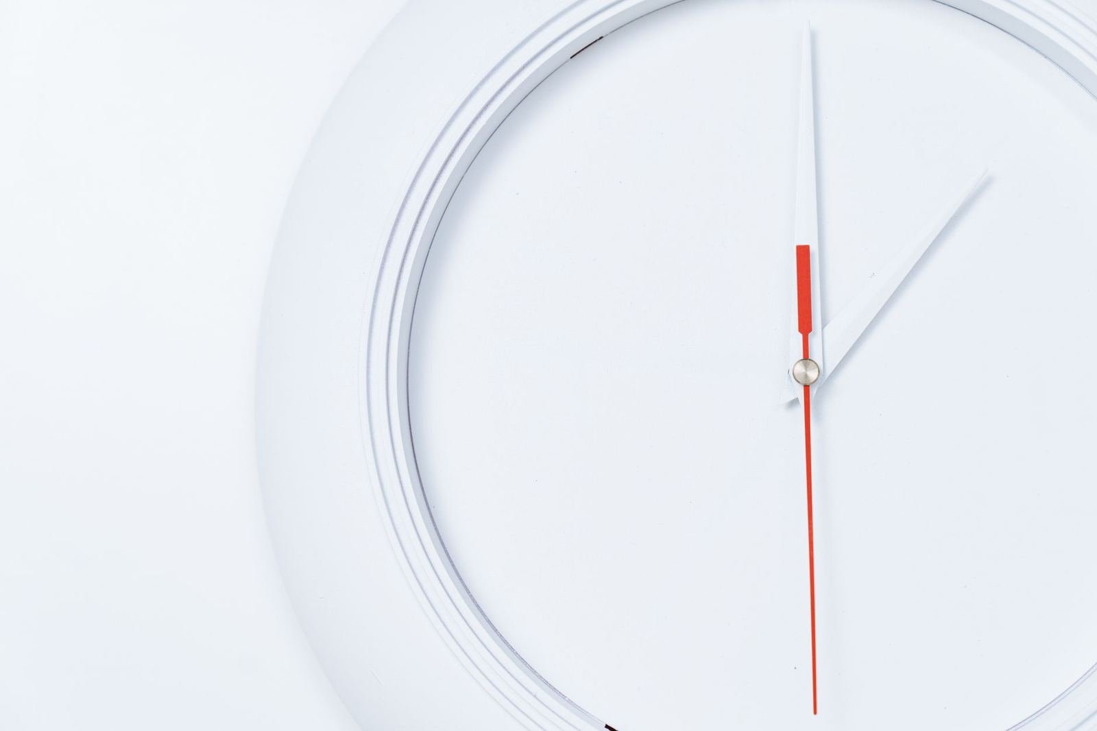 Reloj de pared minimalista en blanco, sin números ni texto legible